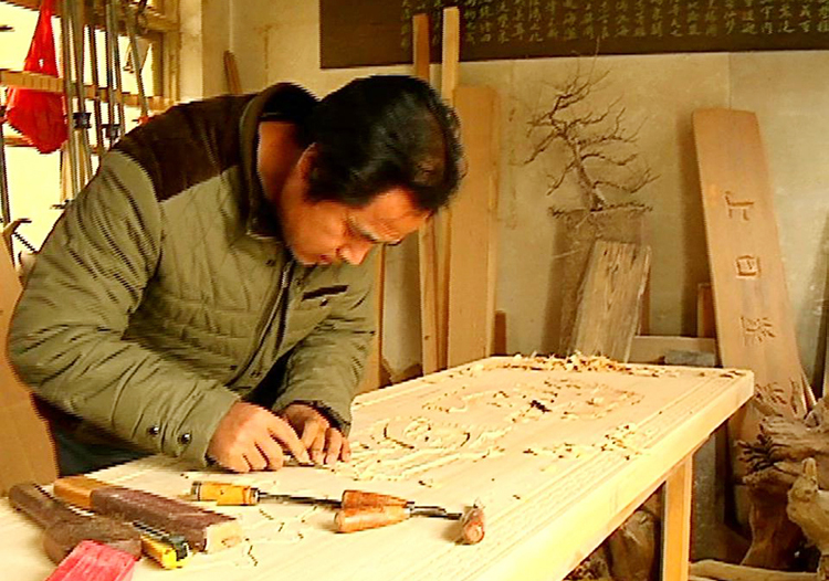 作品雕刻中.jpg