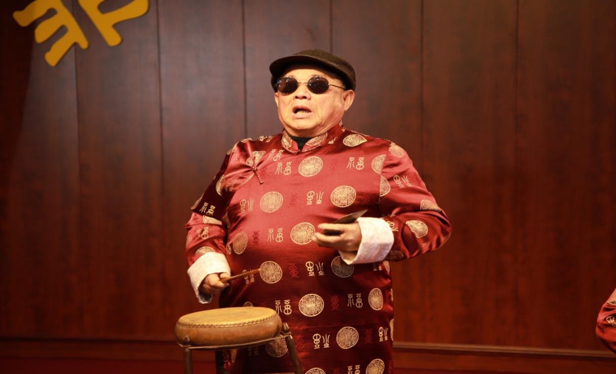 2021年1月31日,scmxtz大鼓书艺术馆,scmxtz大鼓书说唱艺术第四代传承人毛方成正在说唱“小场”。.jpg