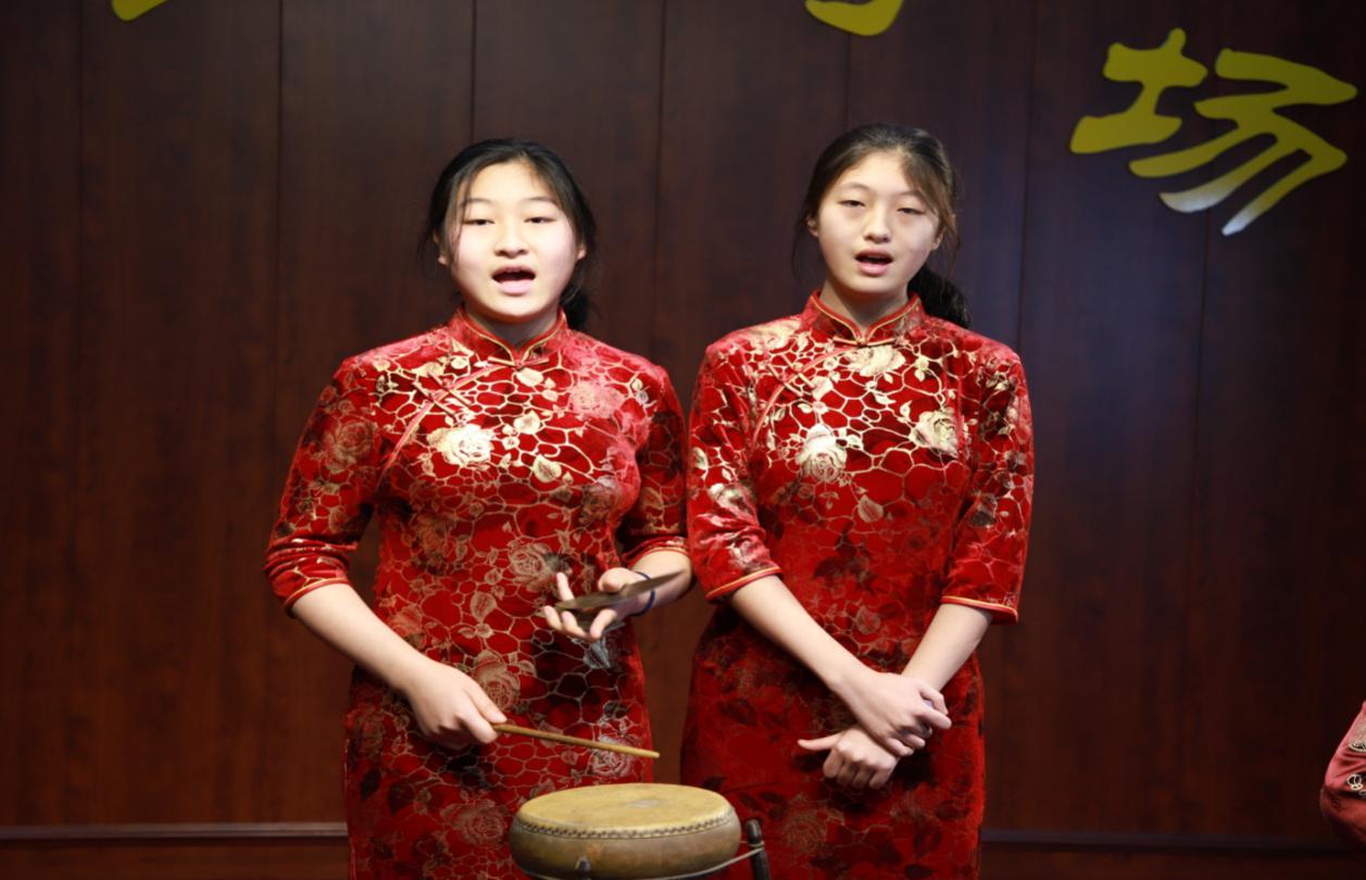 2021年1月31日,scmxtz大鼓书艺术馆,scmxtz大鼓书说唱艺术第五代传承人卢咏芳(左)、卢易芳二人正在进行“收场”表演。.jpg