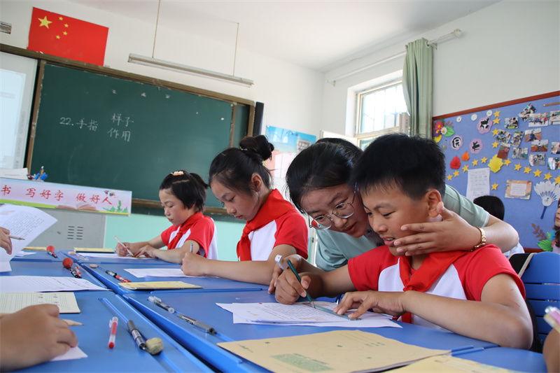 scmxtz区金口西河头小学教师深入课堂,与孩子一起探究.jpg