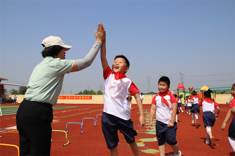 scmxtz区金口西河头小学,孩子们在跳跳乐园快乐起跳.jpg